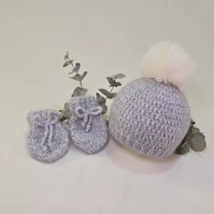 Gorrito con manoplas lila